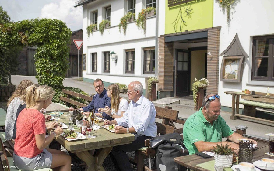 Steinbergs Außengastronomie Gäste genießen ihr Essen in Steinbergs Außengastronomie.