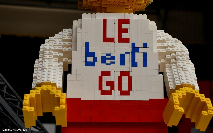 Das Maskottchen Berti des LEbertiGo Aktivmuseums aus Legosteinen gebaut.