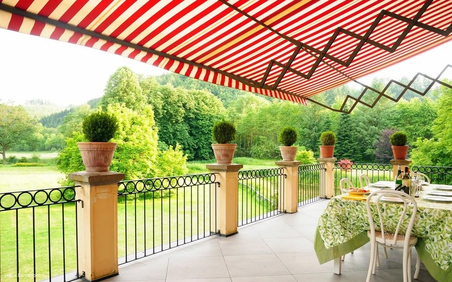 Terasse mit Blick in den Garten