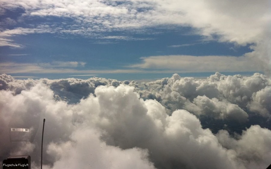Flug durch die Wolken Flug durch die Wolken
