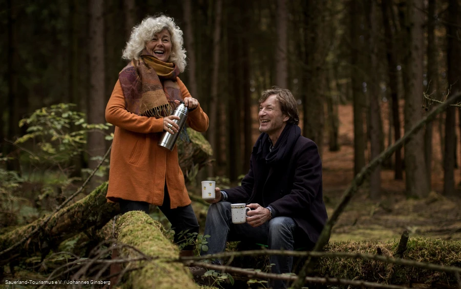 Paar_koffiepauze Een koppel pauzeert tijdens een excursie.