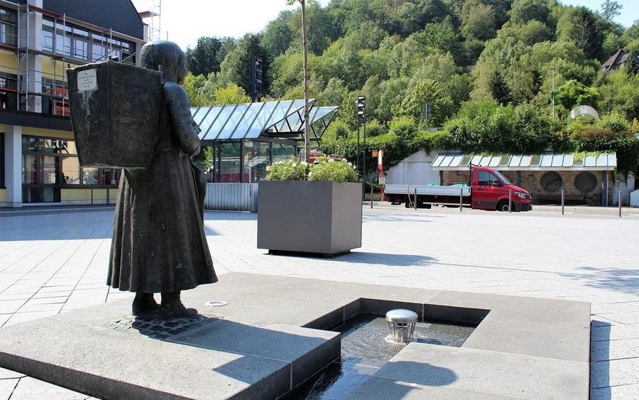 Die Statue steht im Ortszentrum auf den Rathauspla
