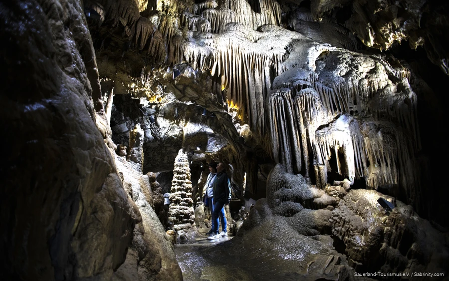 Twee vrouwen staan in de Dechenhöhle grot.