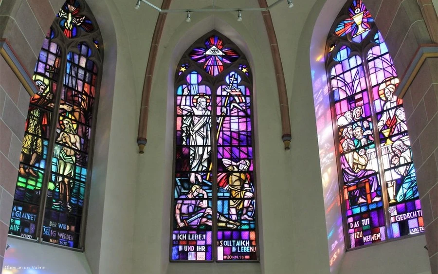 Die schmucken und bunten Kirchfenster