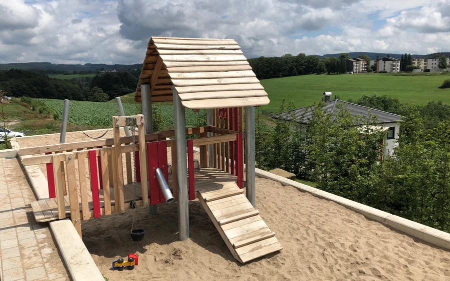 Mehrgenerationen-Spielplatz Östlich Rathaus.jpg