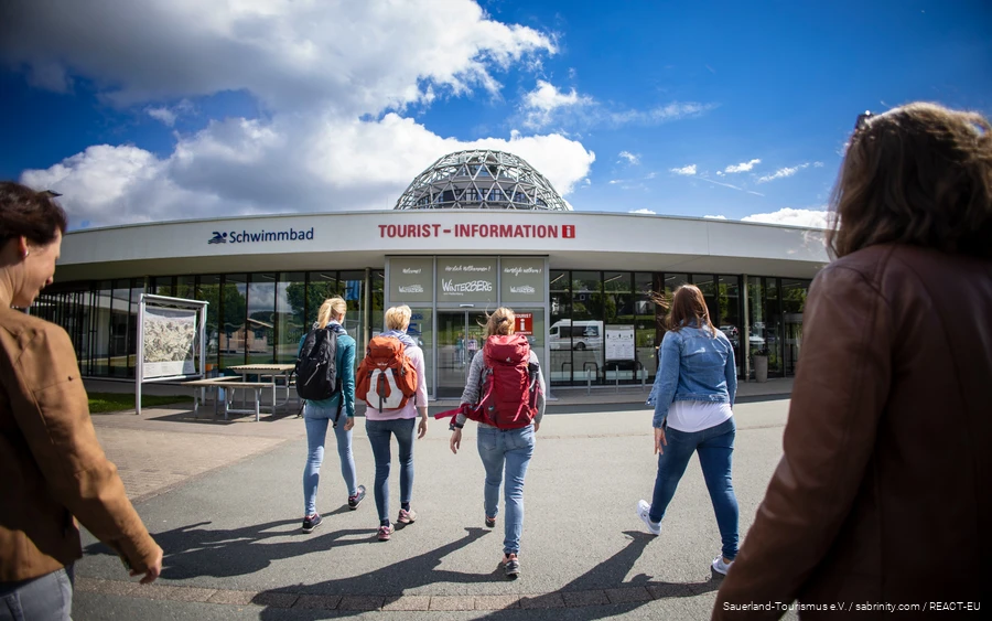 Een groep vrouwen loopt naar het zwembad van Winterberg.