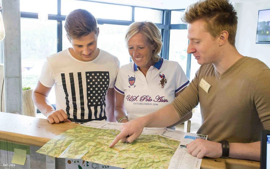 Junior manager Junior manager Robin Steinberg legt de route uit aan gasten.