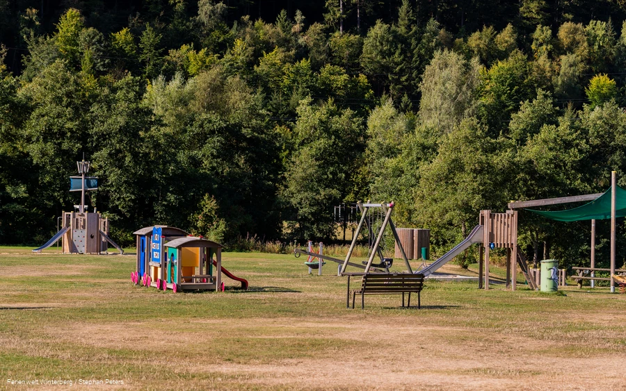 Spielplatz mit Eisenbahn, Schaukel, Rutsche und Klettermöglichkeiten. Spielplatz mit Eisenbahn, Schaukel, Rutsche und Klettermöglichkeiten.