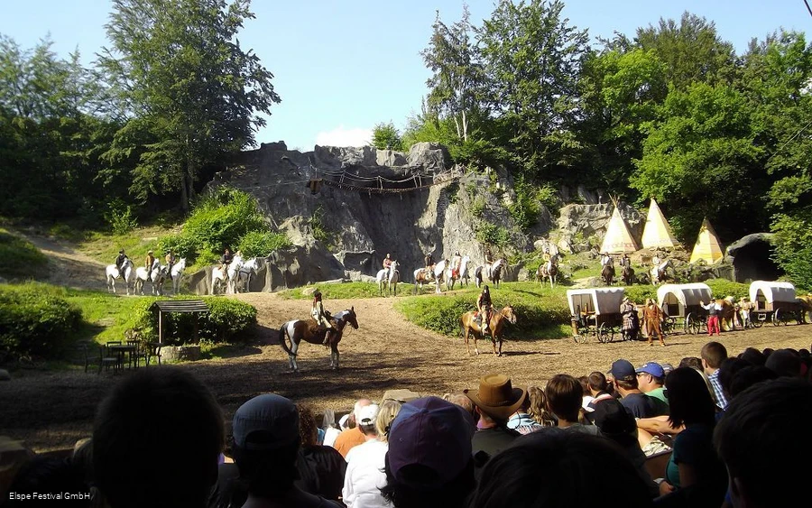 Zuschauer auf der Freilichtbühne bei den Elspe Festspielen.