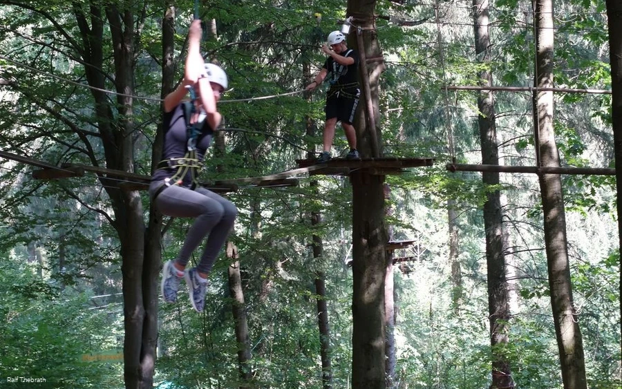 Mit der Seilrutsche geht es abwärts