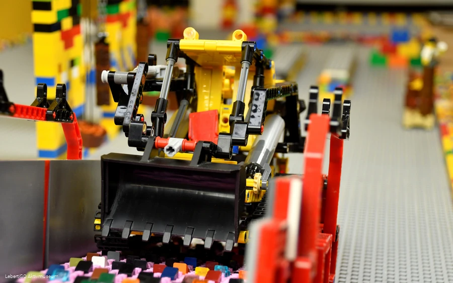 Ein Bagger, welcher aus Legosteinen gebaut wurde.