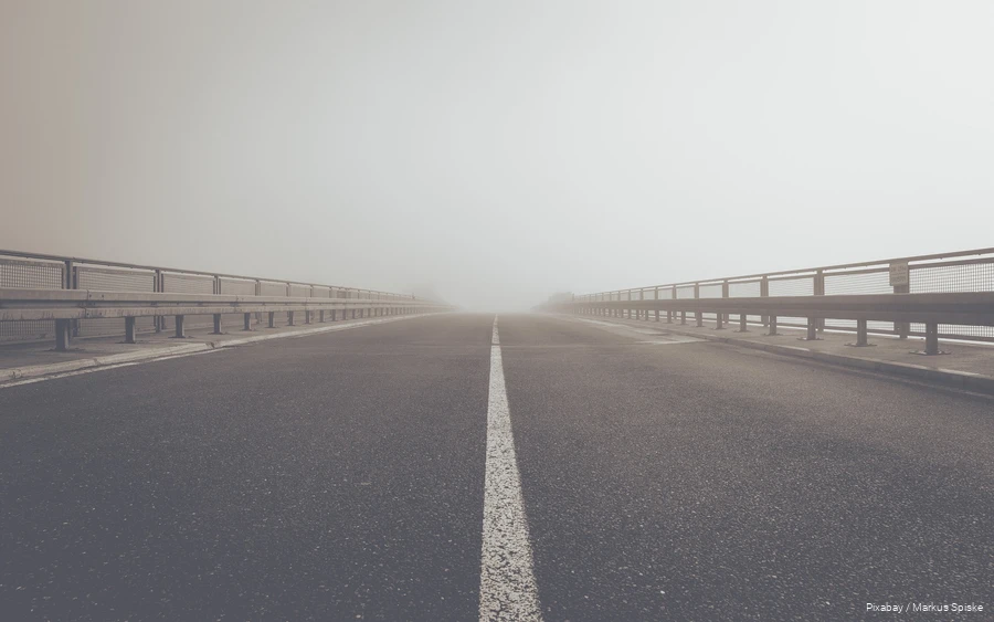 Blick auf eine Autobrücke im Nebel.