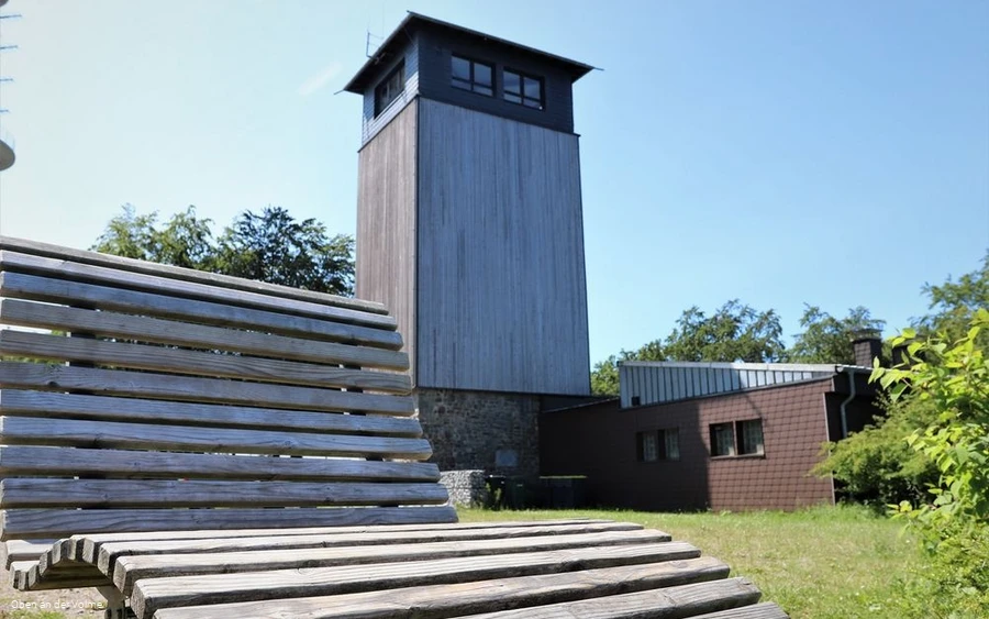 Unweit des Turms der ein Waldsofa mit herrlichem A