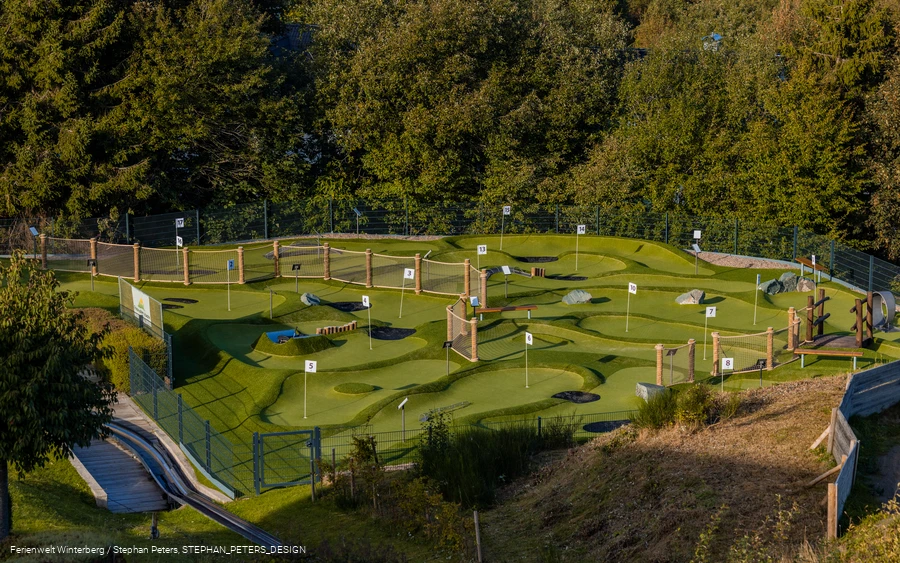 Drohnenaufnahme eines Minigolfplatzes mit Kunstrasenfläche.