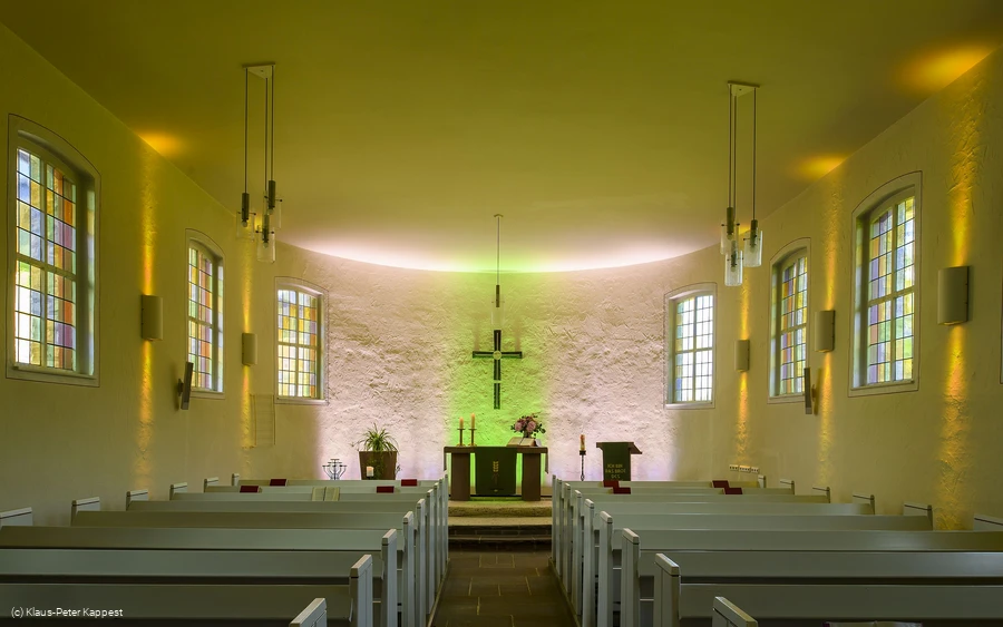 lichterkirche-rattlar-lichtspiel-dezent c) tourist-info-willingen-klaus-peter-kappest.jpg