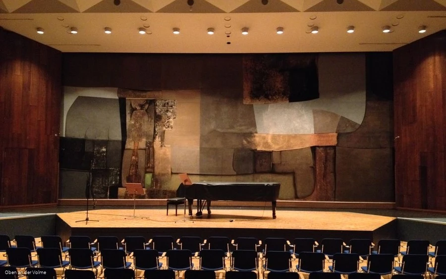 Das Saal der Stadthalle mit dem Kunstwerk im Hinte