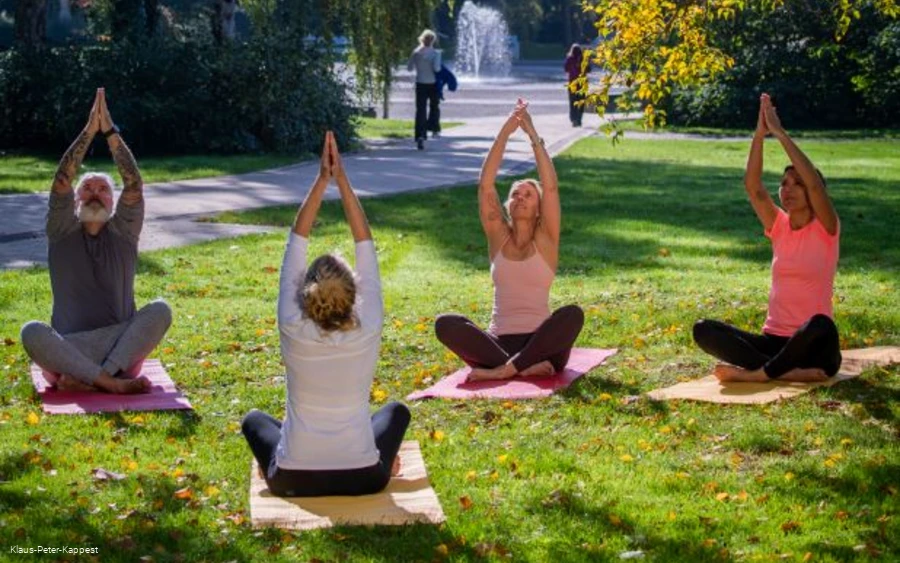 Yoga im Kurpark Bad Sassendorf Klaus Peter Kappest.JPG