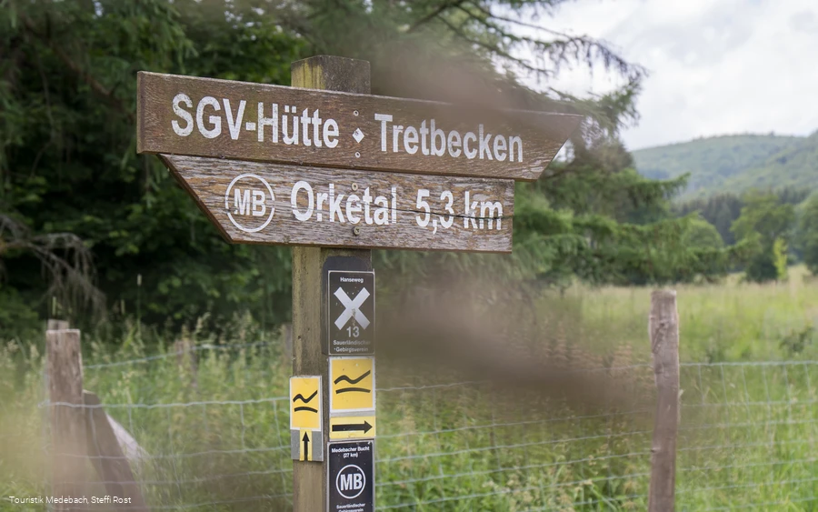 Wegweiser zum Tretbecken in Medebach-Glindfeld