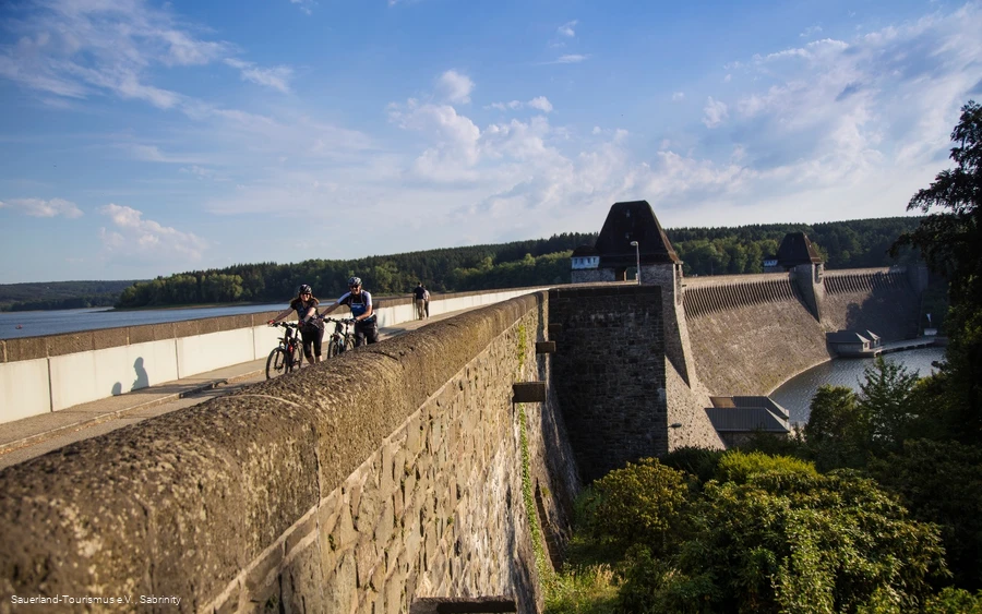 Radfahrer auf der Staumauer Möhnesee
