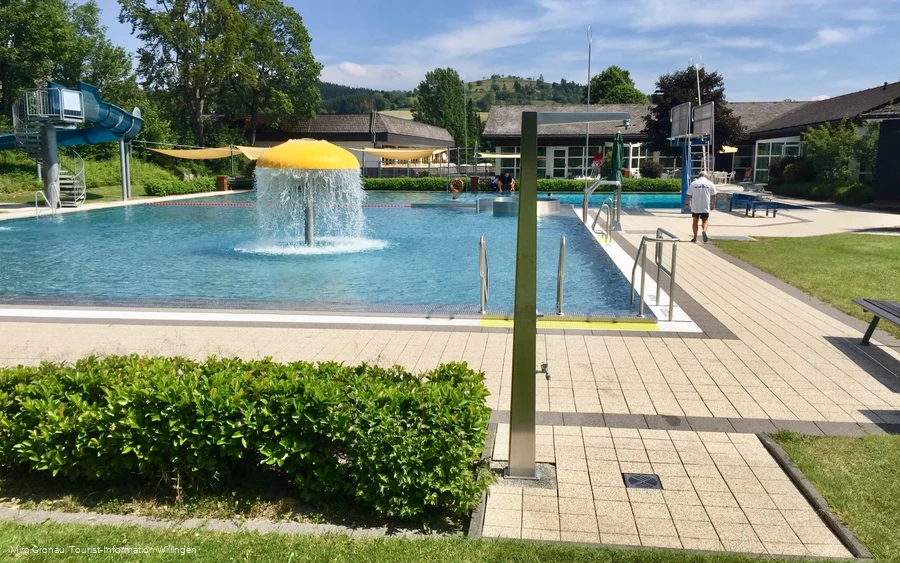 freibad-usseln-mit-wasserpilz.jpg