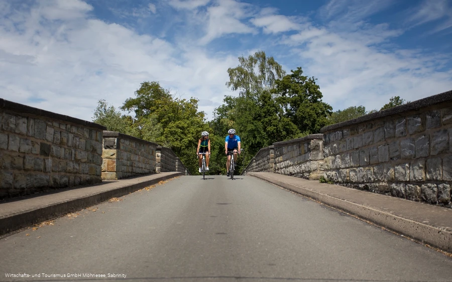 Radfahrer Kanzelbrücke am Möhnesee