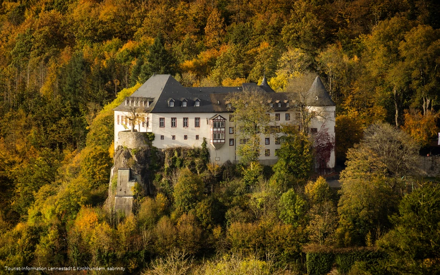 Blick von Auf der Höh zur Burg Bilstein