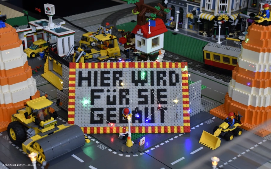 Baustelle aus Lego gebaut.
