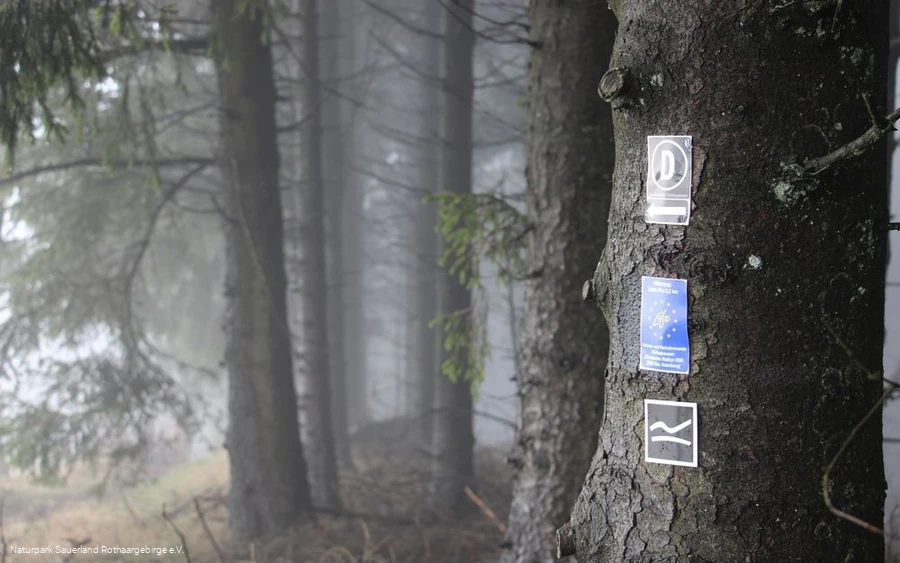 ... vielfältige Wegemarkierungen... ... vielfältige Wegemarkierungen...