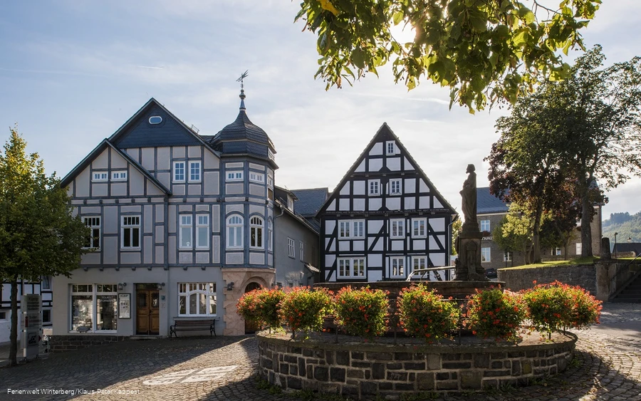 Ortsmitte Hallenberg mit Brunnen und Fachwerk
