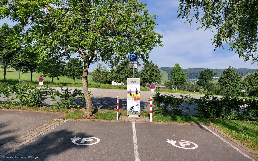 Original E-Ladesäule TI mit Stellplätzen Copyright Tourist-Information Willingen CC BY-SA.jpg