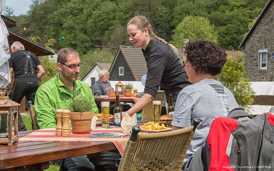 Essen Het eten wordt buiten geserveerd.