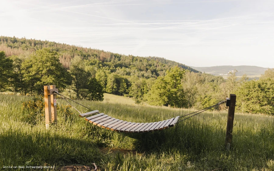 Holzhängematte am Rastplatz Westerwaldblick am Rothaarsteig