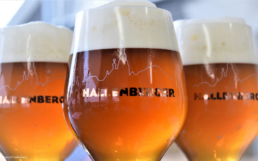 Drei mit Bier gefüllte Biergläser. Drei mit Bier gefüllte Biergläser.