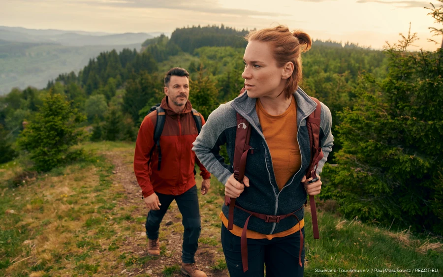 Een stel op de langeafstandswandelroute Rothaarsteig.