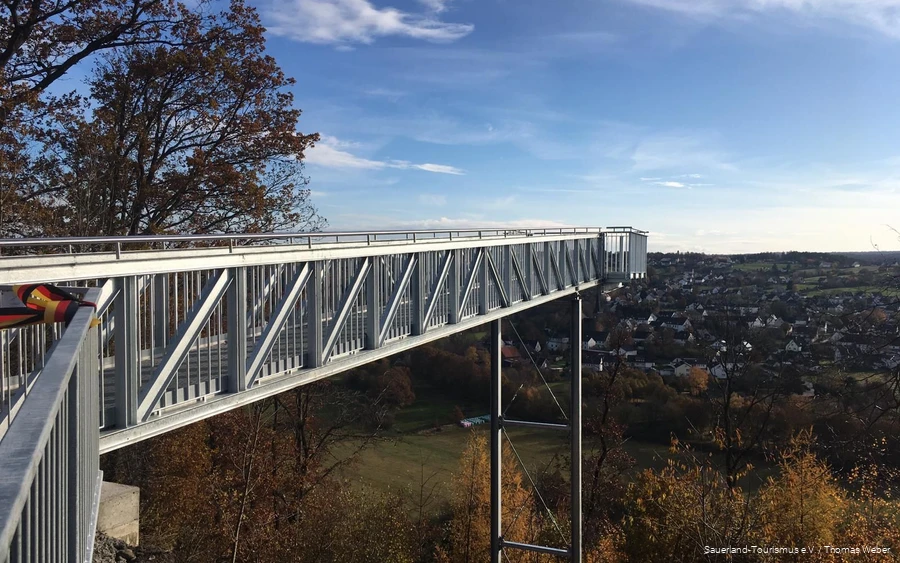 Moehnetal-Skywalk Der Skywalk Möhnetal bietet eine atemberaubende Aussicht.