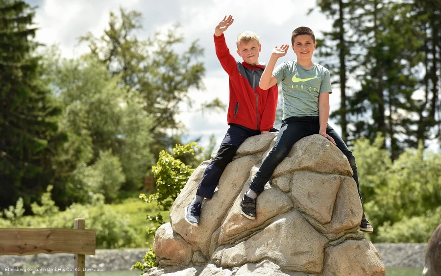 kinder-stein-klettern.jpg