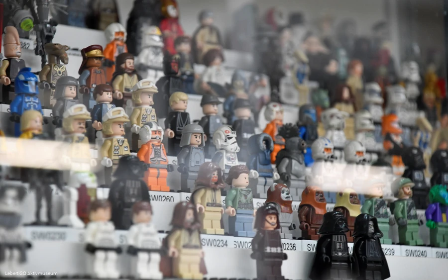 Eine Sammlung verschiedner Legopüppchen, auch aus bekannten Filmen, wie zum Beispiel Star Wars.