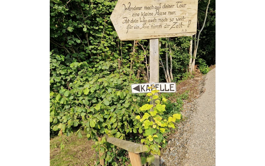 Wegweiser zur Josefs-Kapelle am RuhrtalRadweg