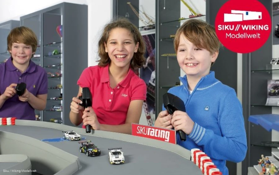 Kinder spielen in der Siku-Modellwelt