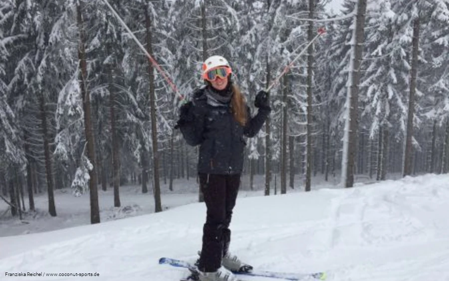 Reisebloggerin Franziska Reichel im Sauerländer Winter.