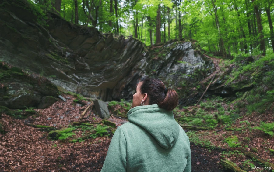 EIne Frau bewegt sich in der Sauerländer Natur und entsapannt dabei.