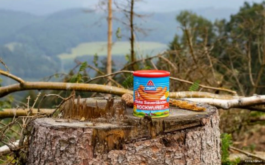 Een blikje mede op een boomstronk.