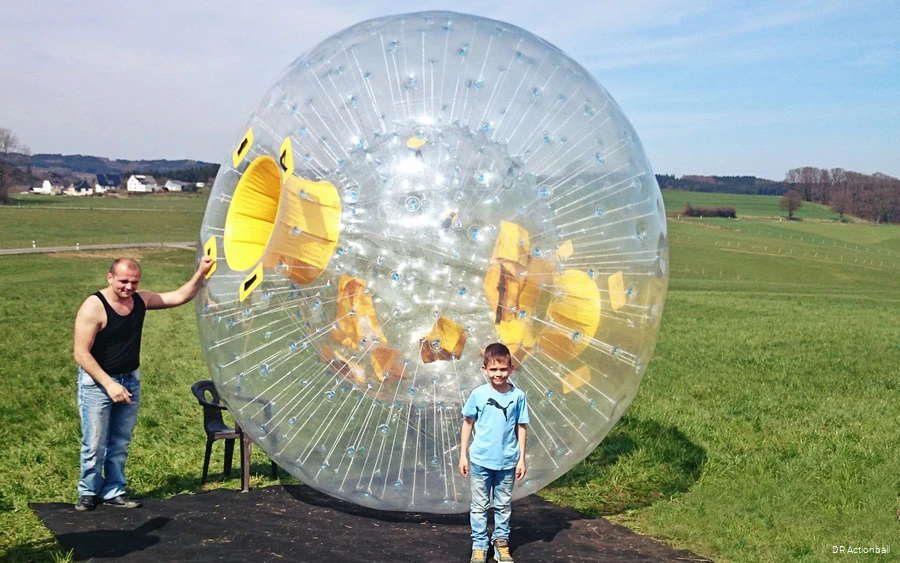 Zorbingball Een jongen kort voor zijn Zorbingball-ervaring.