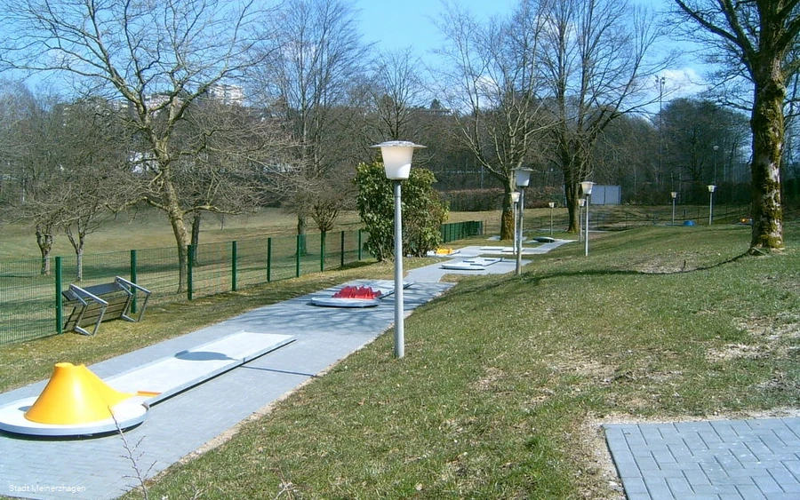 Blick über das Gelände der Minigolfanlage