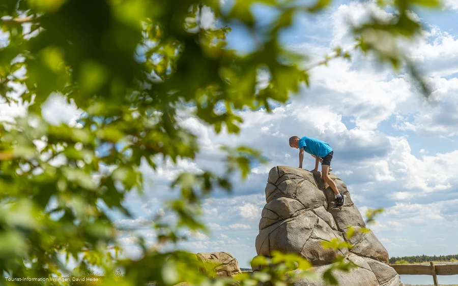 kind-kletterstein-ettelsberg c) david-heise-tourist-information-willingen.jpg