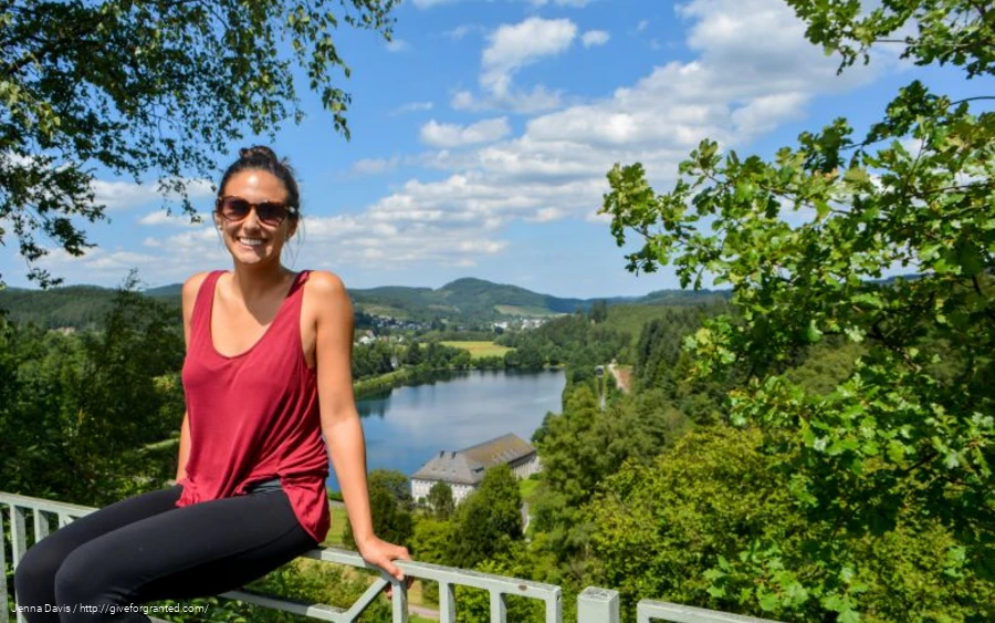 Reisebloggerin Jenna Davis zu Besuch am Sorpesee im Sauerland.