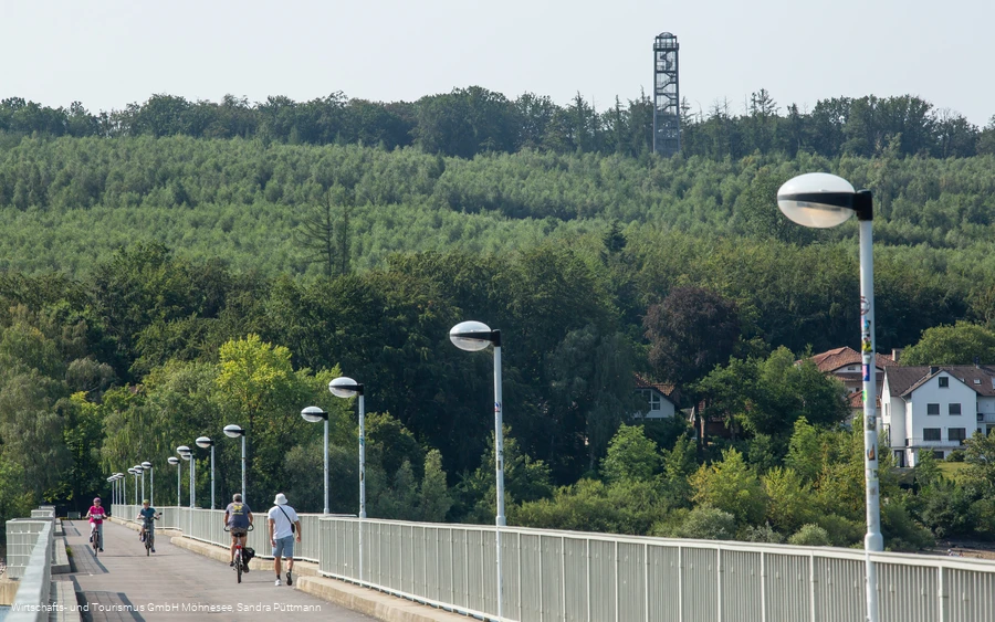 Möhnesee-Turm mit Fußgängerbrücke