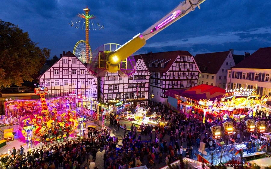 Blick auf das bunte Treiben auf der Soester Allerheiligen Kirmes.