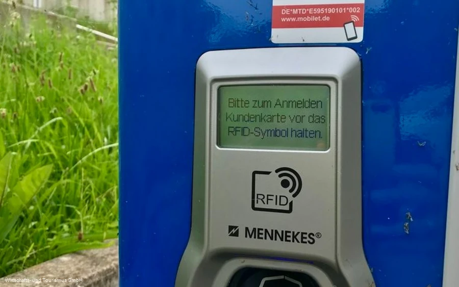 E- Auto Ladesäule an der Staumauer