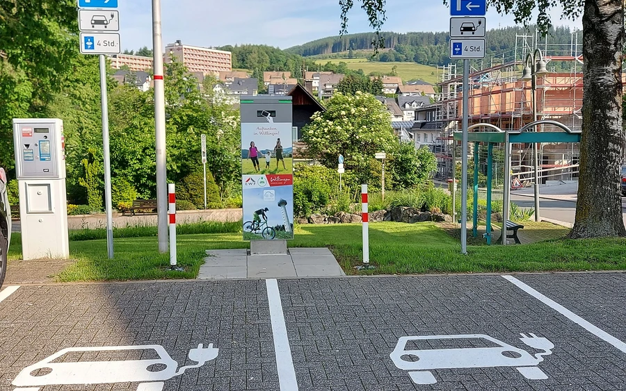 Original E-Ladesäule am Kurgarten mit Stellplätzen Copyright Tourist-Information Willingen CC BY-SA.jpg